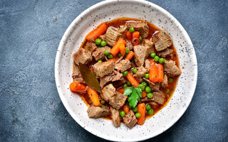 Picadinho de carne, cenoura e ervilha