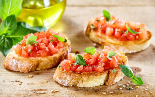 BRUSCHETTA DE TOMATE