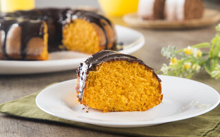 Bolo de cenoura com cobertura de chocolate