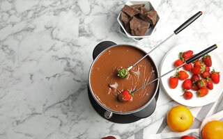 Aproveitando a fondue de chocolate