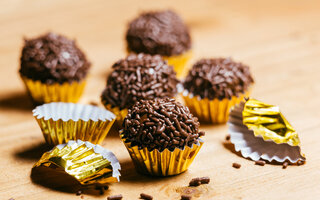 Brigadeiro recheado de bolo de cenoura