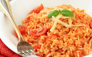 Risoto de tomate com manjericão