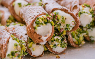 Cannoli de creme e pistache