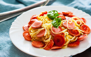 Molho de macarrão com salsicha