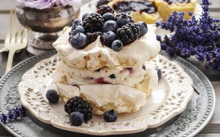 Pavlova de mirtilos