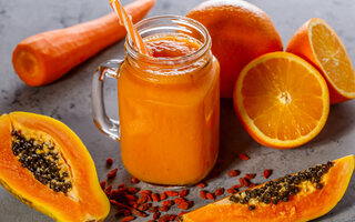 Vitamina de mamão, cenoura e laranja