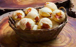 Pão de queijo recheado de linguiça