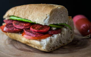 Sanduíche de linguiça, queijo e rúcula