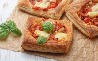 Massa folhada com tomate