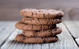 Biscoito de chocolate e avelã