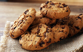 Biscoito com gotas de chocolate