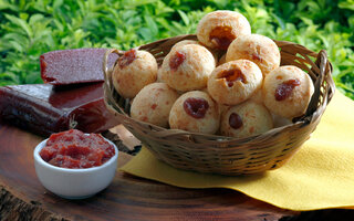 Pão de queijo recheado de goiabada