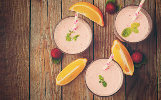 Smoothie de morango, tangerina e iogurte