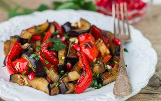 Salada de berinjelas com pimentões