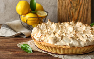 Torta de limão com cobertura de merengue