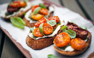 Bruschetta de molho pesto