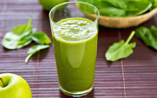 Suco de couve, maçã, linhaça e água de coco