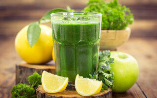 Suco de couve, maçã verde, limão, gengibre e laranja