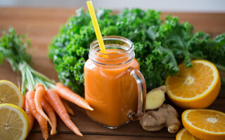 Suco de couve, laranja, cenoura, alfafa e limão