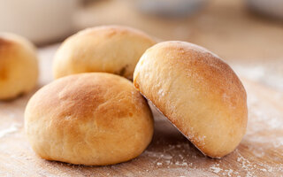 Pão de batata recheado de frango com catupiry