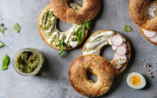 Bagel com pesto, manjericão e cream cheese