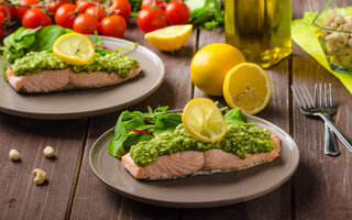 Salmão com molho pesto