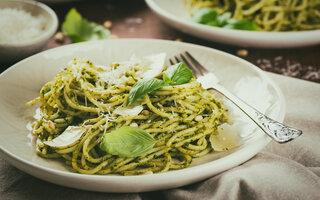 Espaguete com molho pesto