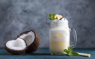 Milk Shake de abacaxi e coco