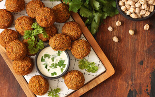 Falafel com molho de tahine