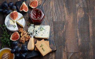 Brie com geleia de blueberries