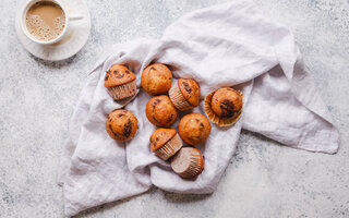 Muffin de banana, chocolate e coco