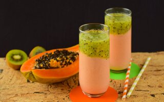 Smoothie de papaya e kiwi