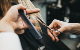 CORTE O CABELO COM FREQUÊNCIA