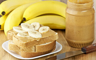 Sanduíche de banana com pasta de amendoim