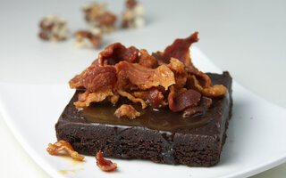 Brownie de bacon com caramelo