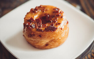 Donut com chocolate e bacon