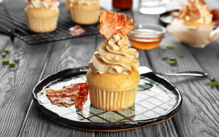 Cupcake de cerveja preta com bacon caramelizado