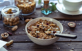 Granola de canela, coco e chia