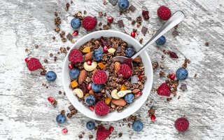 Granola de castanha, damasco e uva passa