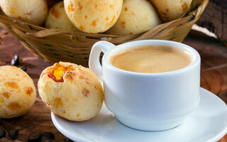 Pão de queijo recheado de catupiry