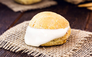 Pão de queijo recheado de queijo branco