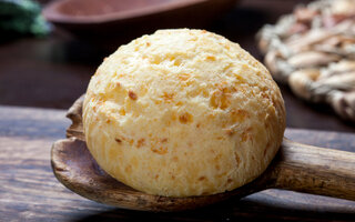 Pão de queijo recheado de doce de leite