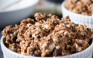 Torta crumble de chocolate e pera