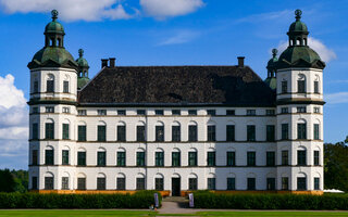 O Castelo de Skokloster, localizado em entre Estocolmo e Uppsala, foi construído entre 1654 e 1677 em estilo barroco por Carl Gustaf Wrangel, um nobre sueco de alta patente e comandante militar. Wrangel faleceu antes do interior da casa ser terminado, ass