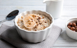 Mingau de quinoa com granola