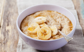 Mingau de Aveia, Banana e Mel com Iogurte