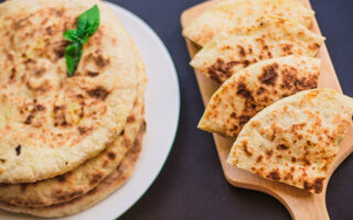 Mini pão Sírio com presunto e pasta de ricota