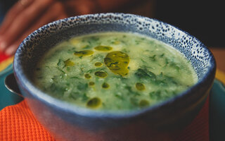 Caldo de ervilha com frango desfiado