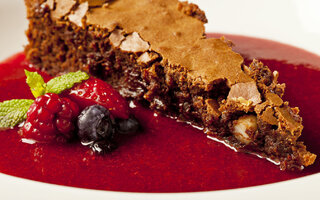 Fondant de chocolate e sopa de frutas vermelhas