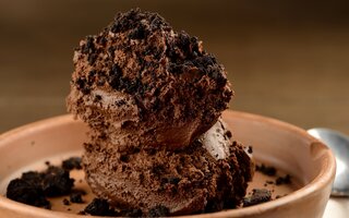Mousse de Chocolate com farofa de chocolate amargo
